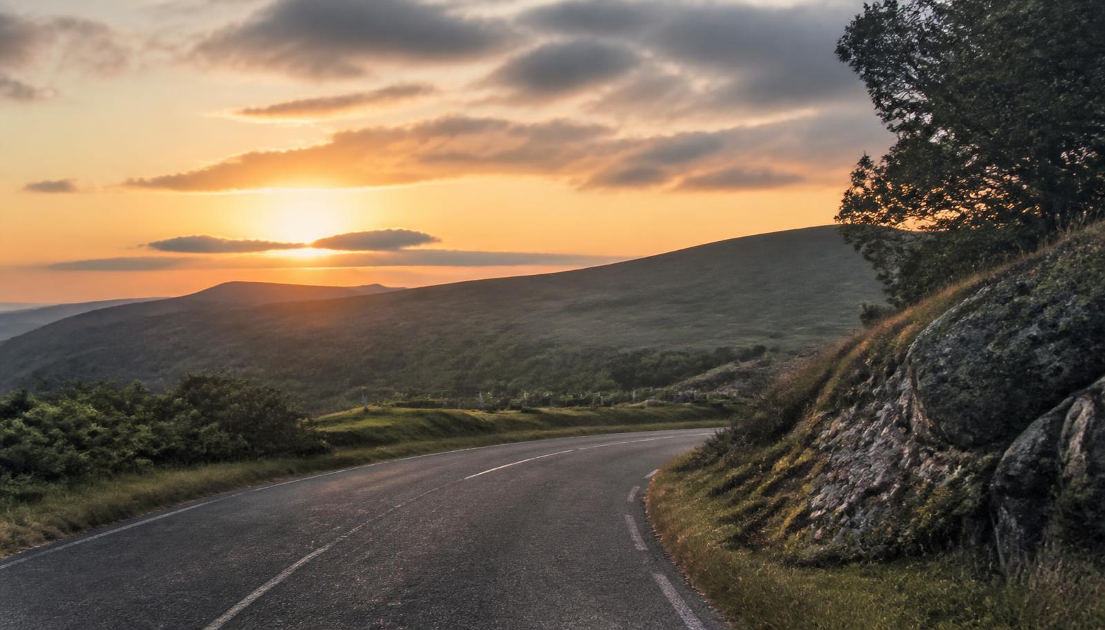 Landstraße durch die Natur im Abendlicht